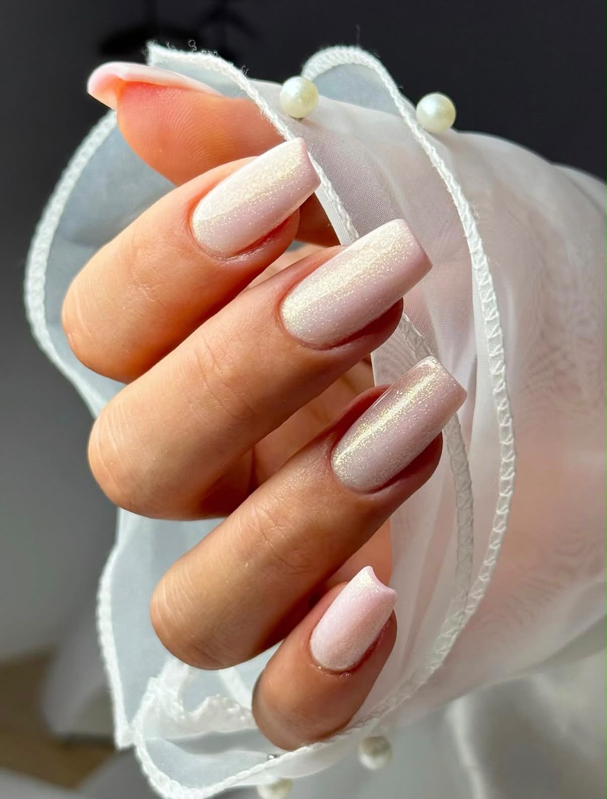 Trabalho da Sheron com unhas azul profundo e brilho