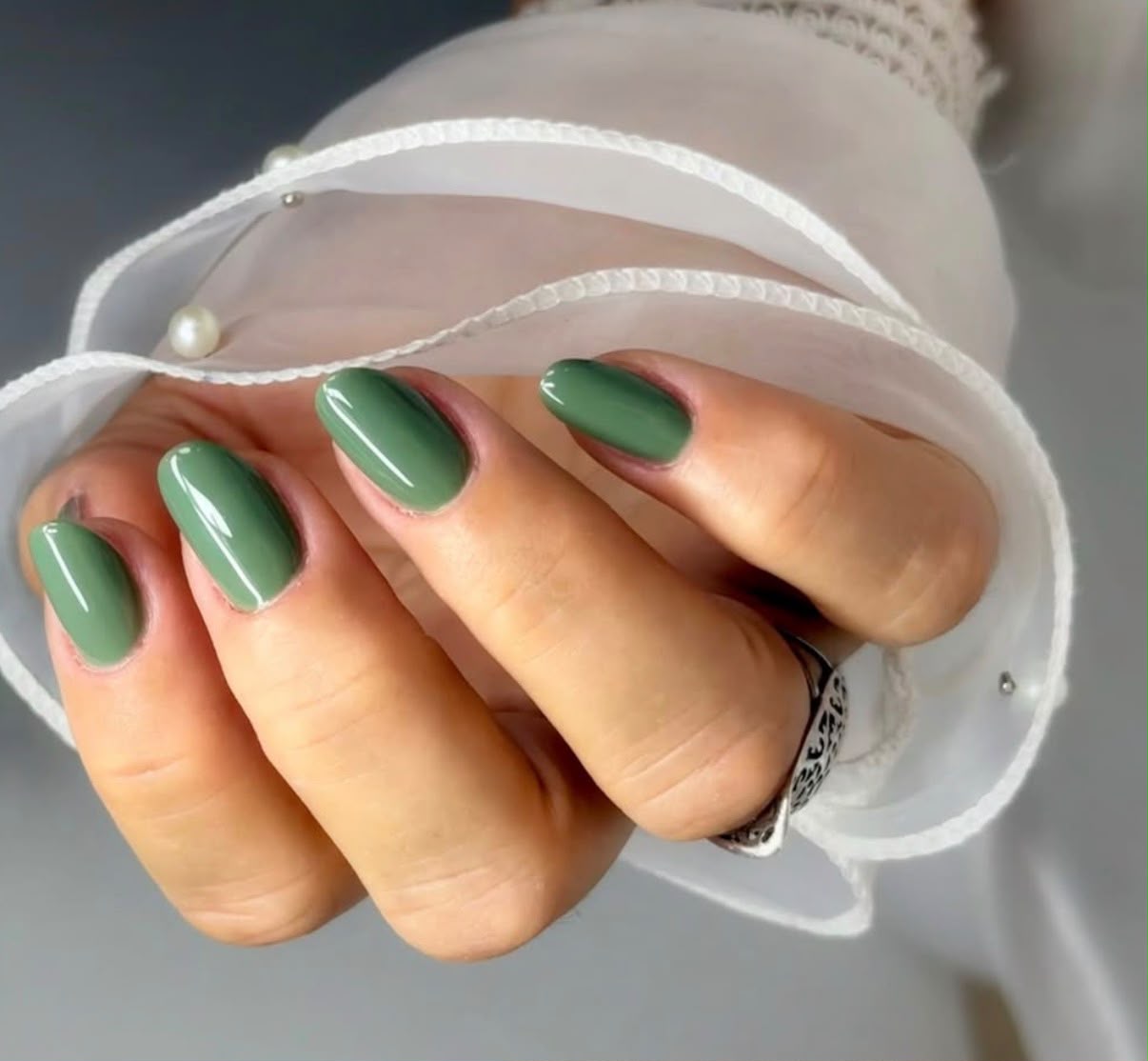 Trabalho da Sheron com unhas metalizadas em tom champagne