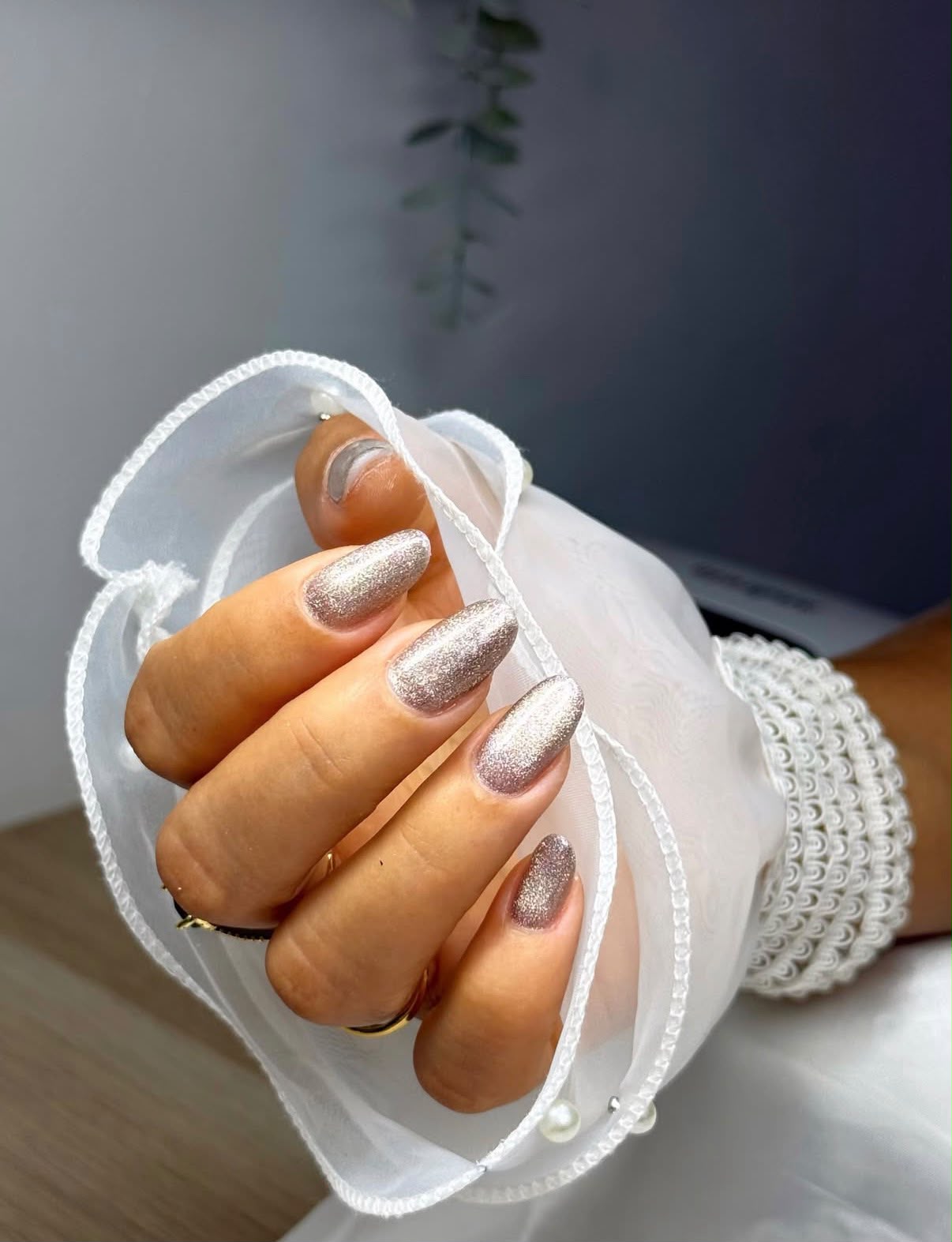 Trabalho da Sheron com unhas roxas de acabamento intenso