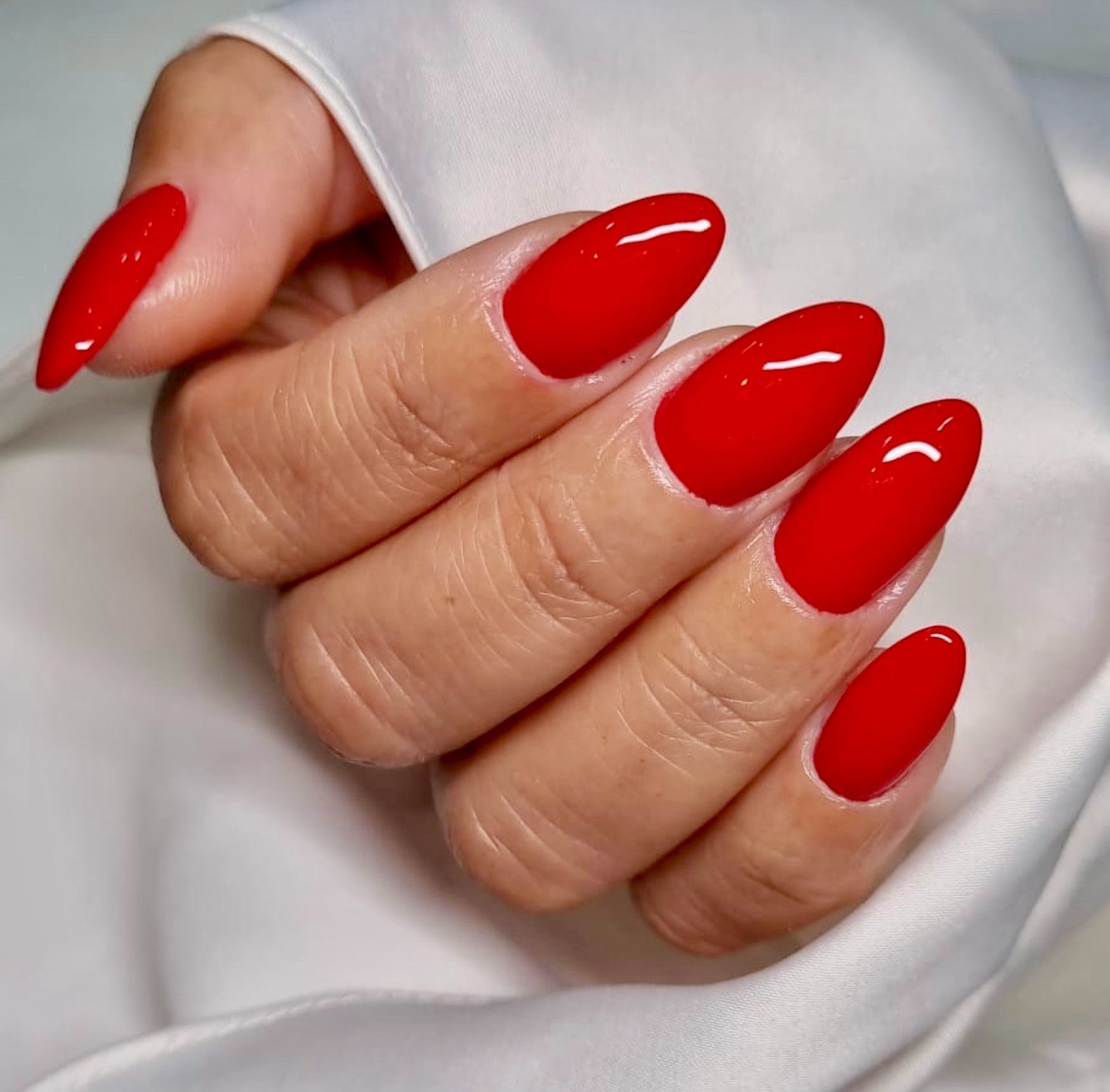Trabalho da Tami com unhas vermelhas alongadas