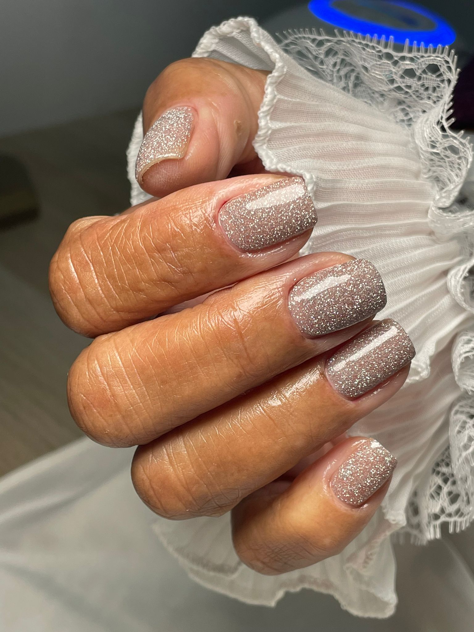 Trabalho da Tami com unhas prateadas de brilho