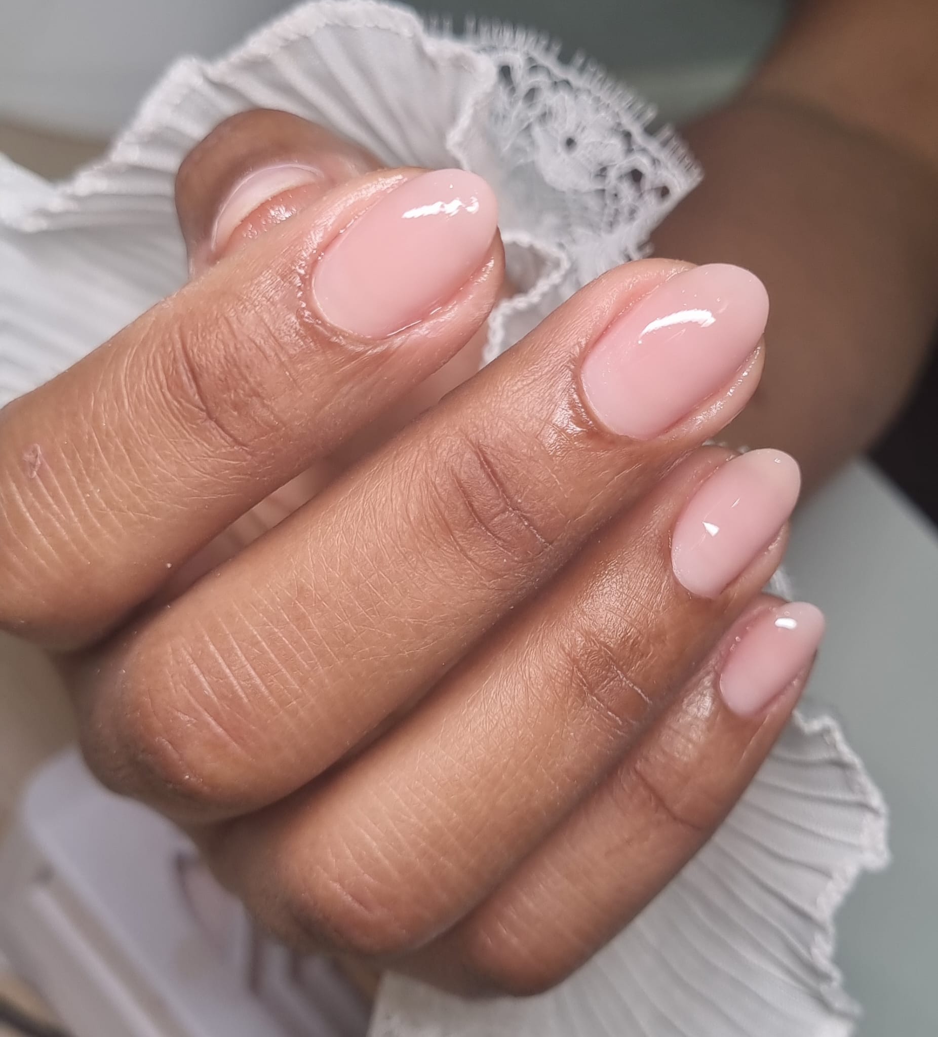 Trabalho da Tami com unhas rosadas de acabamento glossy
