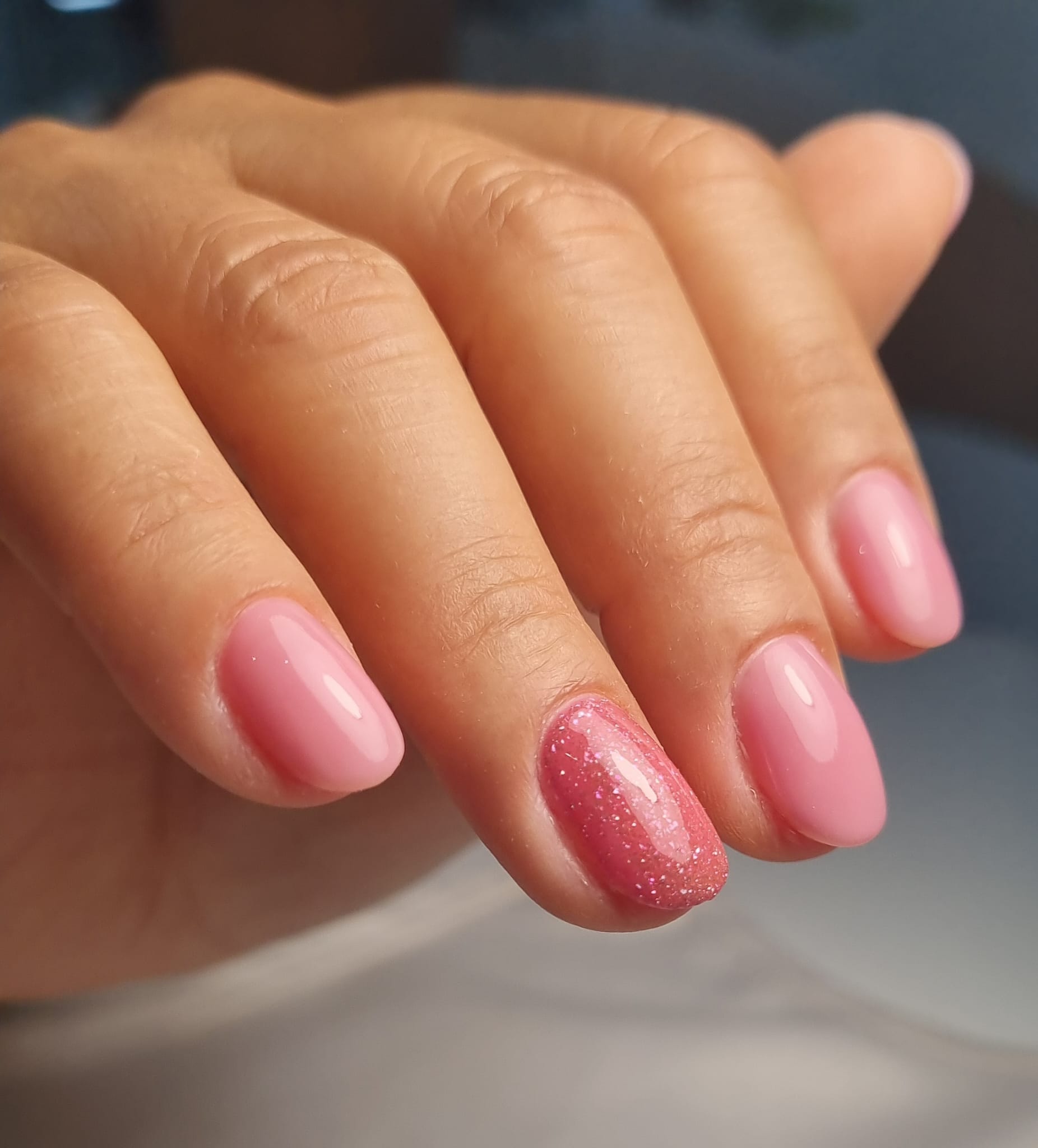 Trabalho da Tami com unhas rosadas e brilho