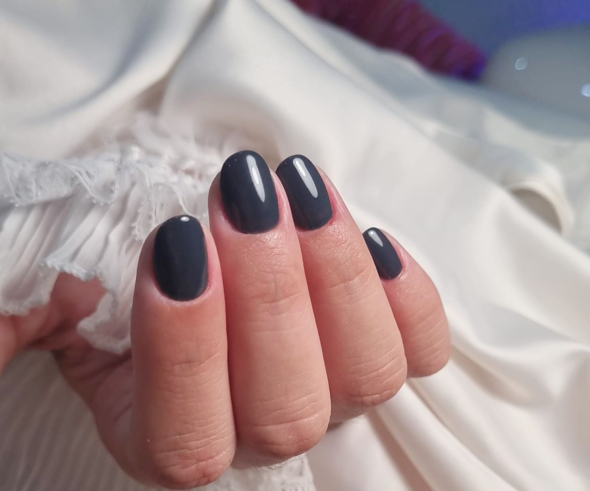 Trabalho da Tami com unhas pretas de acabamento brilhante