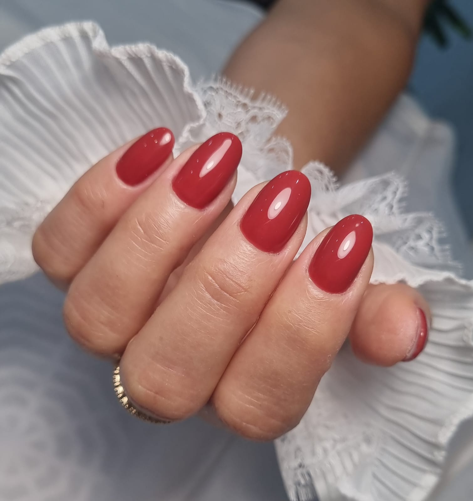 Trabalho da Tami com unhas vermelhas de acabamento brilhante